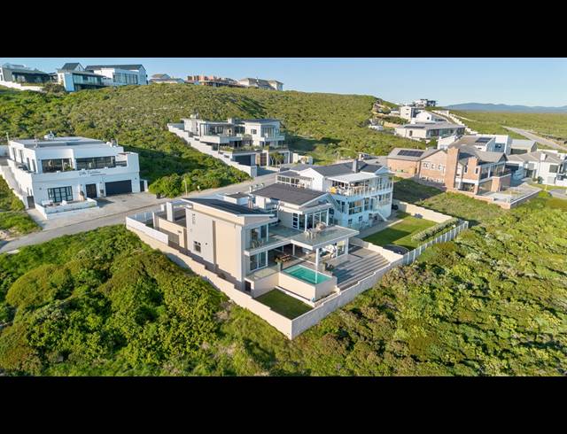 4 BEDROOM HOUSE FOR SALE IN PEARL BAY